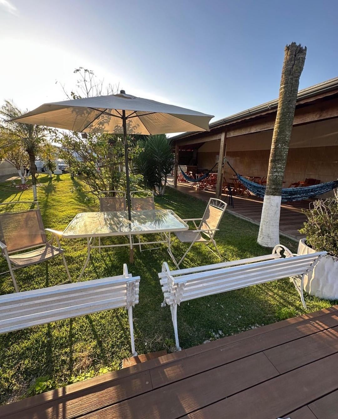 Jardim com mesa, cadeiras e grama