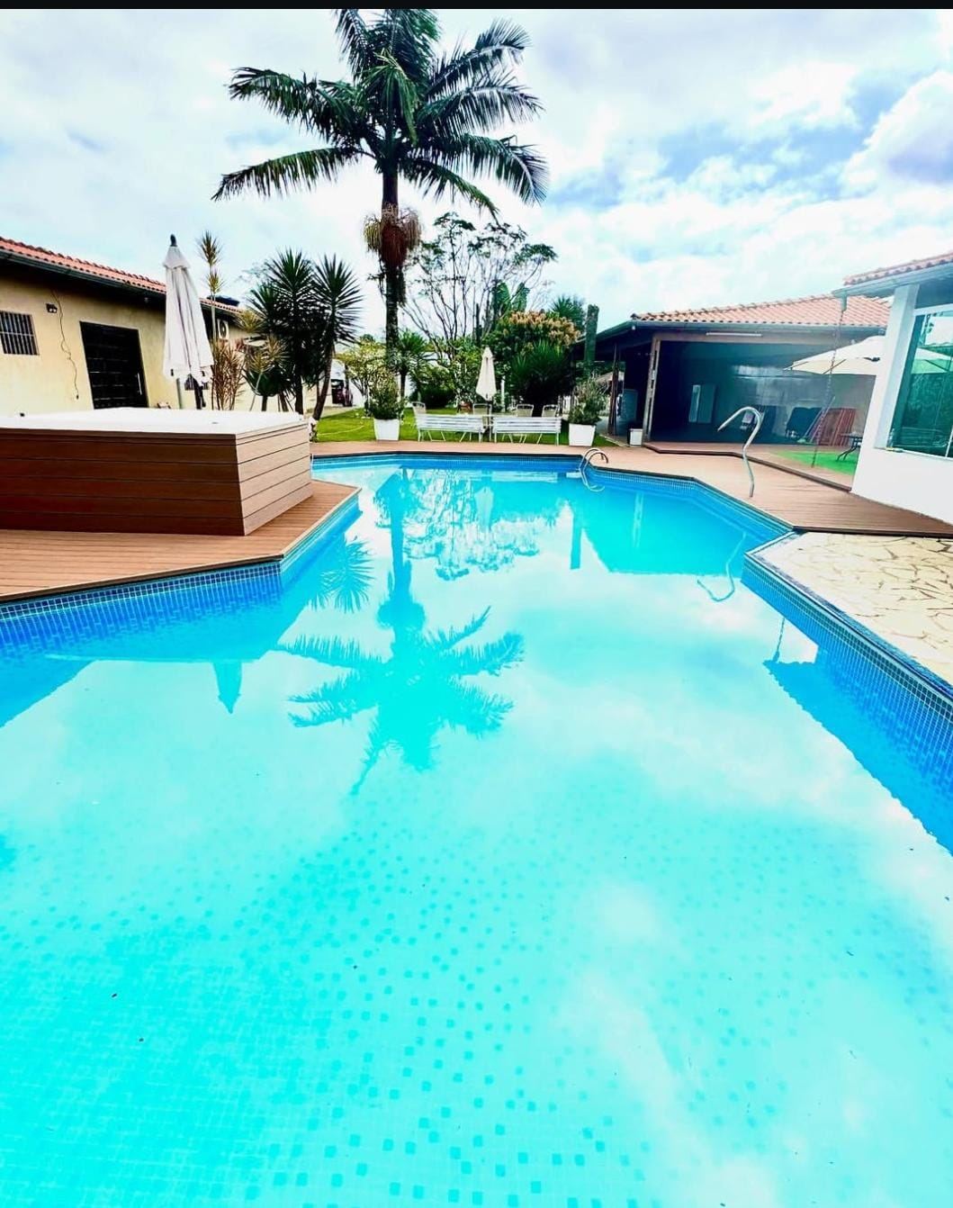 Vista geral da piscina com a casa ao fundo